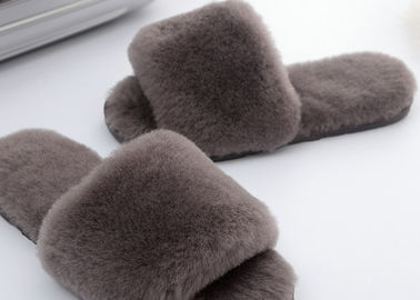 Porcellana Pantofole lanuginose di Flip-flop della lana d'agnello grigio chiaro, pantofole con ampia scollatura sulla schiena della pelle di pecora delle donne fornitore