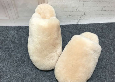 Porcellana Pantofole lanuginose dell'interno della lana delle pecore fatte a mano con la sogliola di gomma/pelliccia reale della pelle d'agnello fornitore