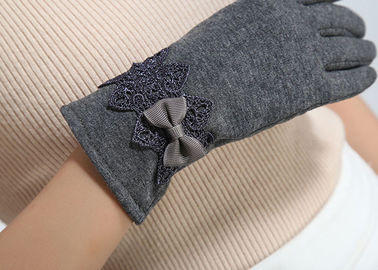Porcellana Le signore hanno personalizzato guanti del tessuto del velluto del modo delle donne i micro per gli schermi di iphone fornitore