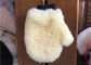 Singolo lato della lana della pelle di pecora del guanto mezzo bianco naturale dell'autolavaggio con la parte posteriore della maglia fornitore