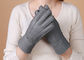 I guanti grigi della pelle di pecora i più caldi allineati pelliccia reale lisciano la superficie con il dito fornitore