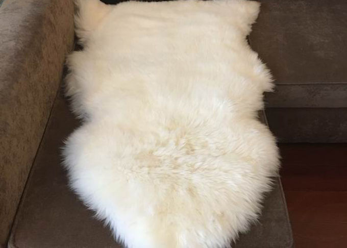 Coperta bianca molle del pavimento della pelliccia del salone, coperture di sede di automobile regolari della pelle di pecora della lana 