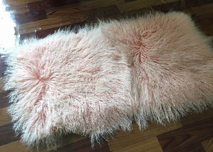 Cuscino mongolo rosa lanuginoso della pelliccia della famiglia con capelli ricci lunghi serici