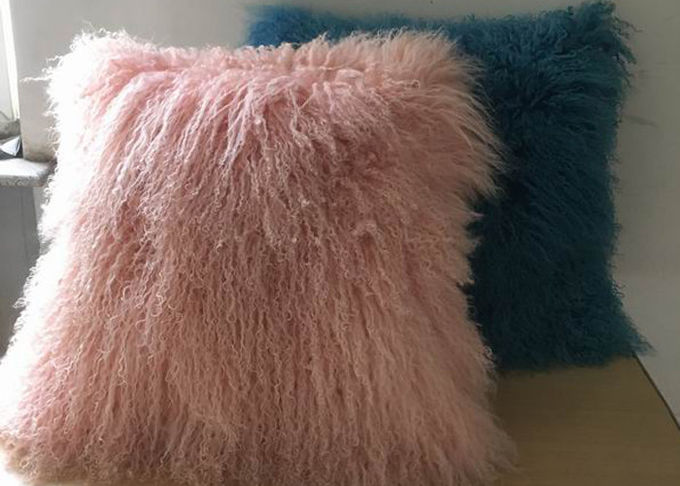 Cuscino mongolo rosa lanuginoso della pelliccia della famiglia con capelli ricci lunghi serici