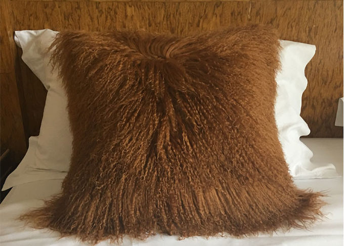 Quadrato a 20 pollici tinto della lana di Brown del cuscino mongolo lungo della pelliccia per l'OEM addormentato