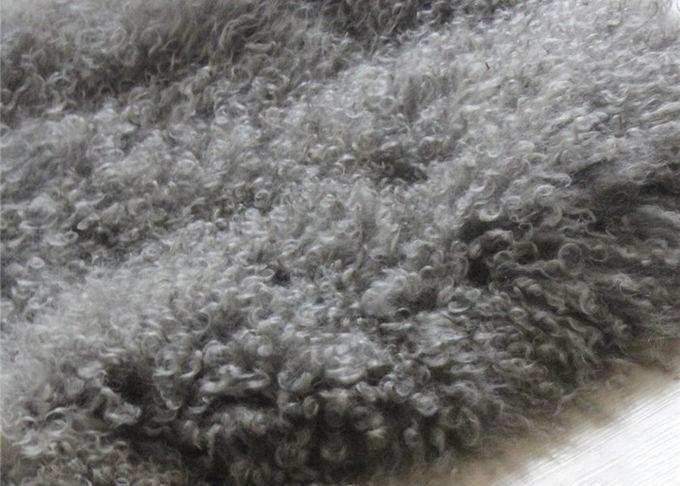 La pelliccia tibetana grigia reale dell'agnello dei capelli ricci liscia riscalda 48" X 24" per la casa/hotel