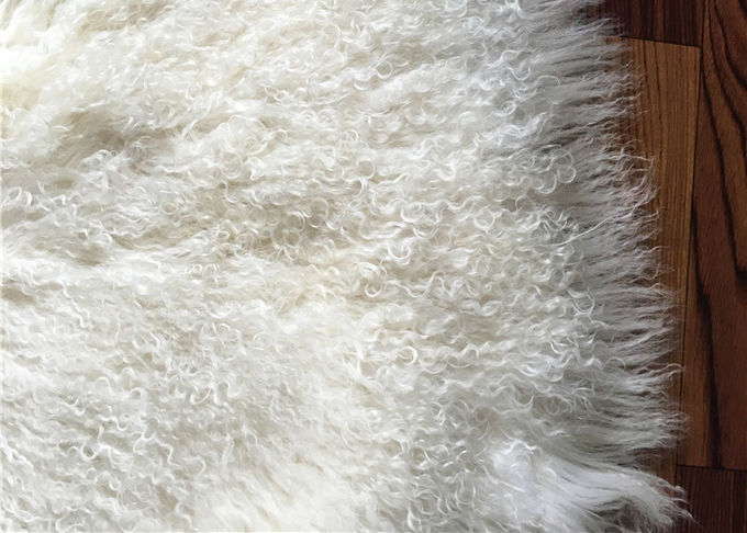 Brown ha tinto la pelliccia mongola rettangolare della coperta della pelle di pecora per fotografia del bambino
