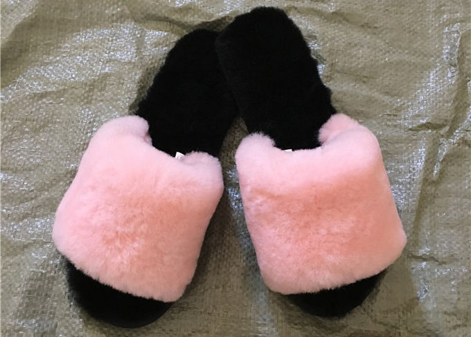 Inverno sfocato delle pantofole della Camera della pelle di pecora della pelliccia dell'agnello dell'interno per la conservazione caldo