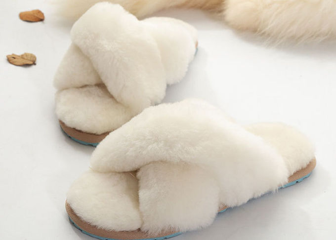 Pantofole lanuginose di Flip-flop della lana d'agnello grigio chiaro, pantofole con ampia scollatura sulla schiena della pelle di pecora delle donne