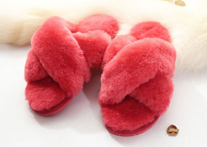 Le pantofole lanuginose delle donne del rivestimento della lana, sogliola sfocata calda rosa della gomma delle pantofole