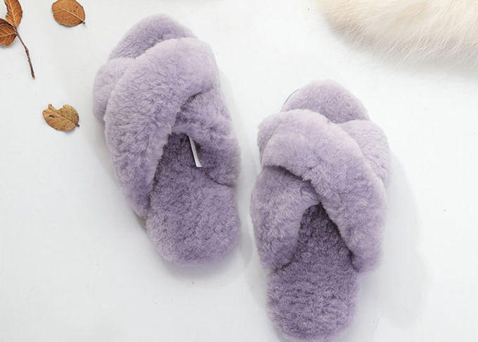 Le pantofole dell'inverno riscaldano le pantofole sfocate delle donne, pantofole sfocate della Camera del dito del piede chiuso 