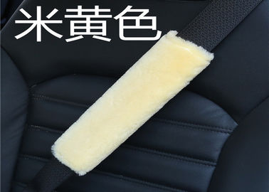 Porcellana Coperture lanuginose della cintura di sicurezza di colore beige per le automobili automatiche, cuscinetti del cuscino della cintura di sicurezza della pelle di pecora fornitore