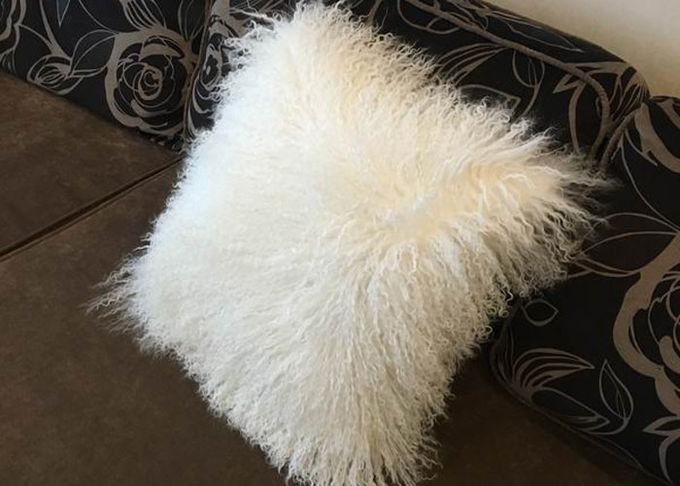 Il cuscino lanuginoso bianco dai capelli lunghi riguarda la morbidezza comoda di pelliccia tibetana dell'agnello