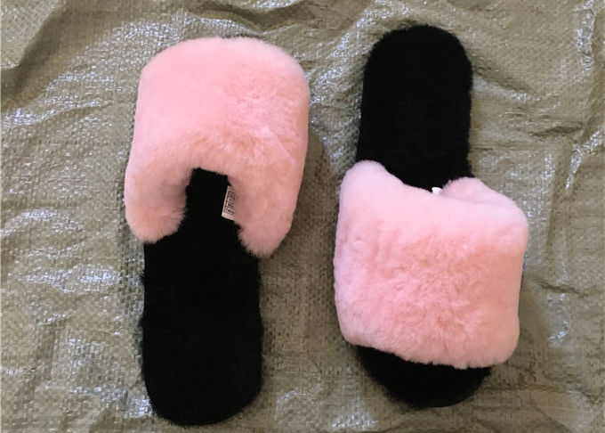 Le pantofole dell'interno della lana delle pecore di shearling degli uomini riscaldano con la pelle di pecora australiana