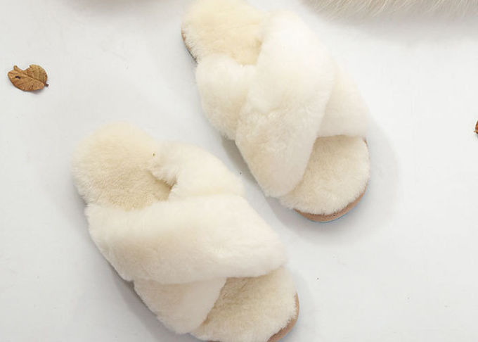 Le pantofole dell'interno della lana delle pecore di shearling delle donne aprono il dito del piede con la pelliccia lanuginosa della lana spessa